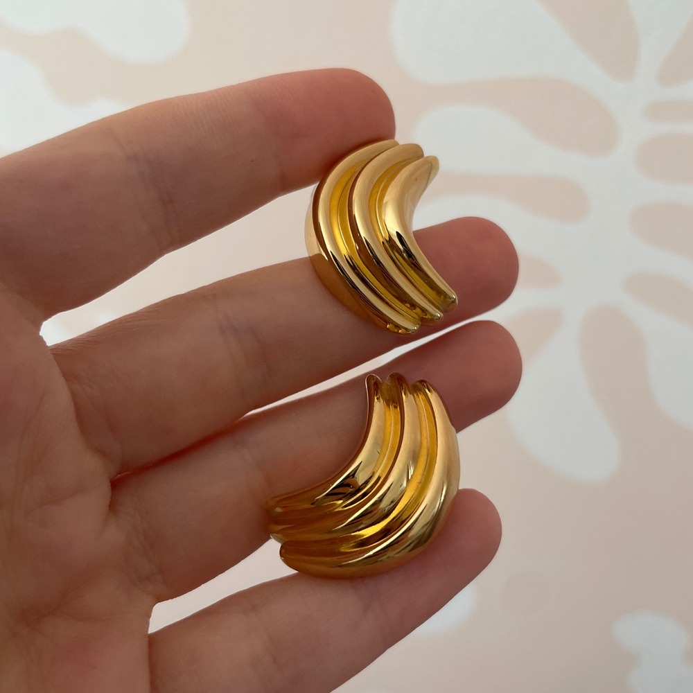 Vintage Gold Ribbed Crescent Stud Earrings Bold Textured Statement Jewelry